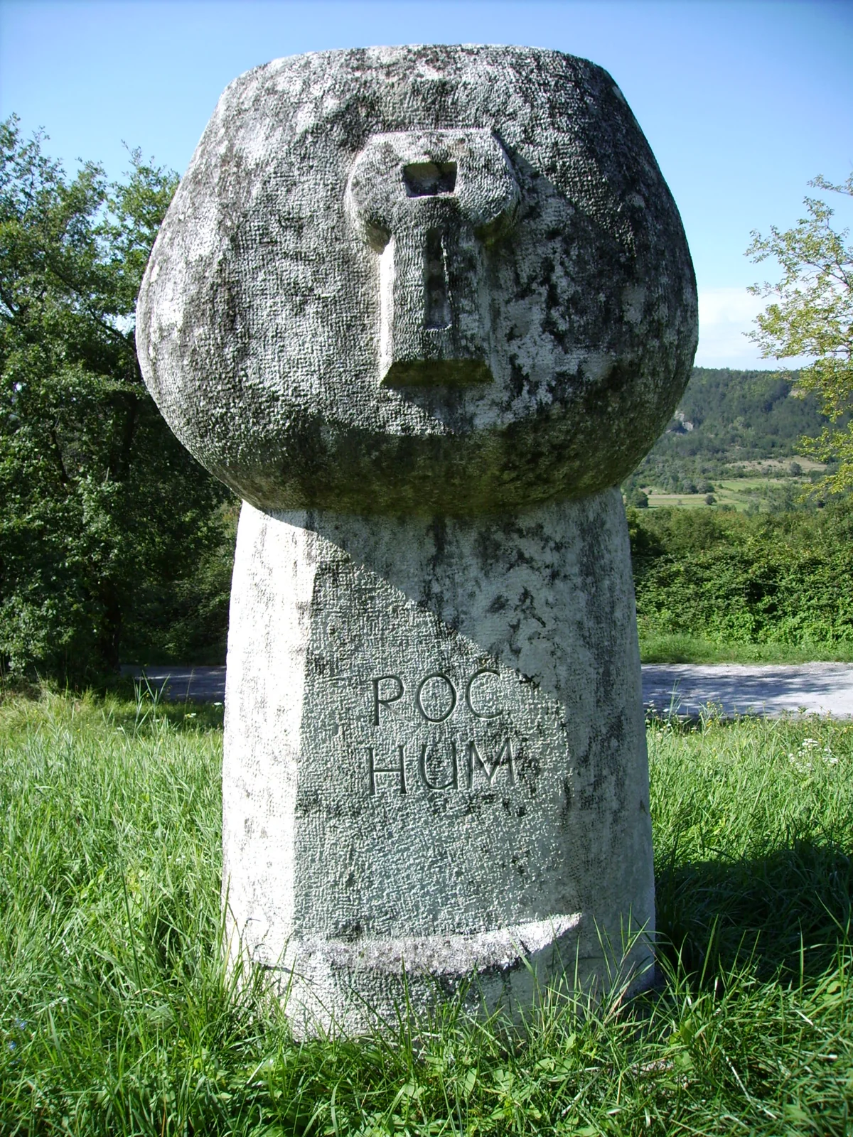 Hlaholský památník mezi Ročem a Humem