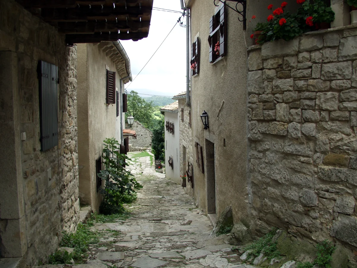Un vicolo in pietra a Hum